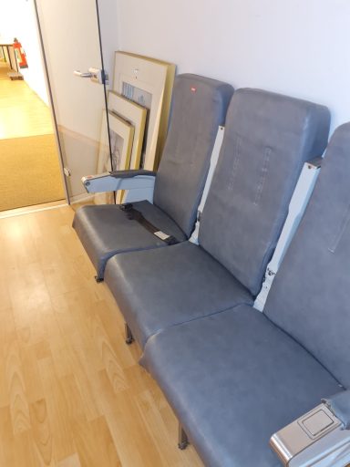 Bei der Entrümpelung von Flugzeugteilen legen wir großen Wert auf Sicherheit und Umweltverträglichkeit.